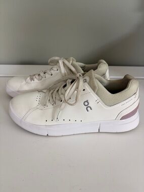 On Running The Roger White Sneakers with Beige Knit Collar and Mauve Heel Tab